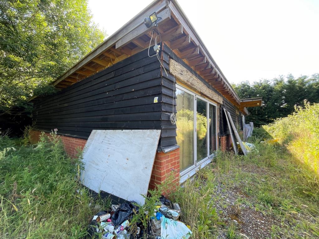 Lot: 127 - FREEHOLD LAND IN MID-ESSEX VILLAGE LOCATION - Building erected on the land without planning permission
